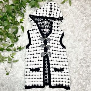 Tahari Girls Knit Vest. Black and white hooded knit kids vest 5T